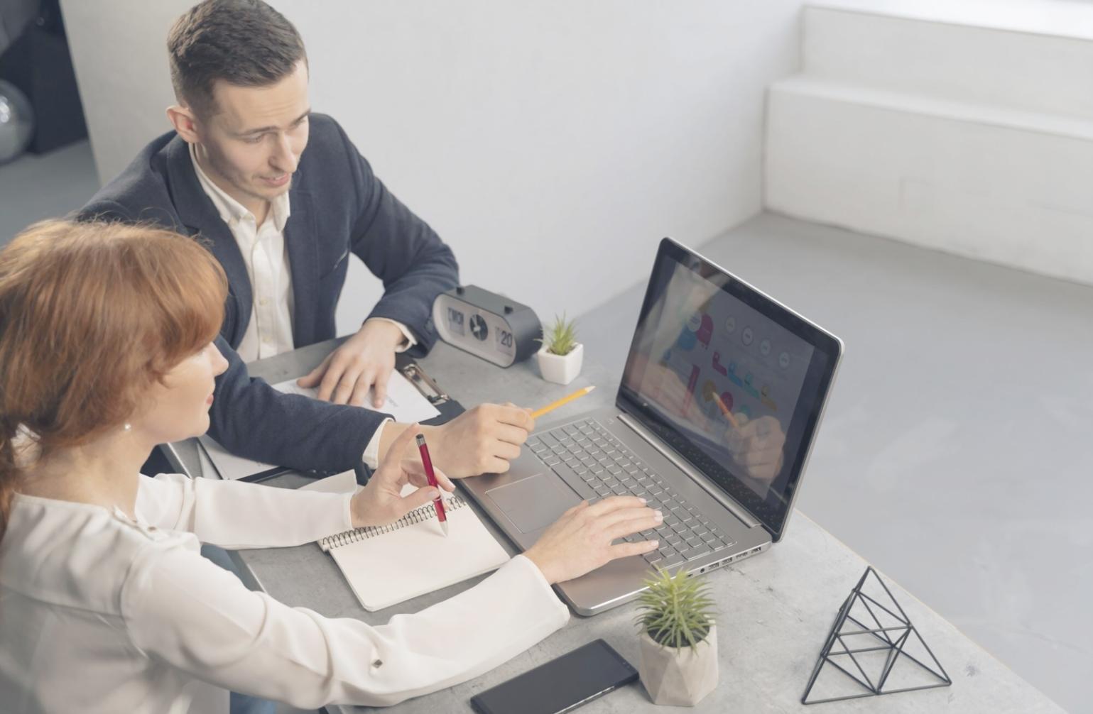 Equipo zanthurelomiva trabajando en análisis financiero colaborativo